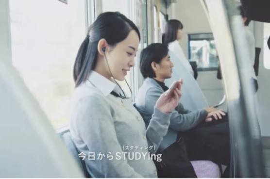 スタディングの携帯アプリで通勤時間に勉強する女性のイメージ画像